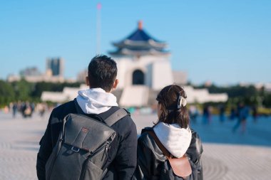 Tayvan 'a seyahat eden bir çift, turistler National Chiang Kai shek Memorial veya Hall Freedom Square, Taipei City' i geziyorlar. Popüler dönüm noktası ve eğlence. Asya Seyahat ve Tatil Konsepti 