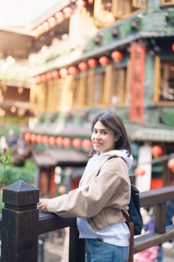 Tayvan 'da gezen bir kadın gezgin, sırt çantalı bir turist, Jiufen Old Street köyünü geziyor ve Çay Evi geçmişi var. Taipei şehrinin yakınlarındaki popüler yerler ve eğlence yerleri. Seyahat kavramı