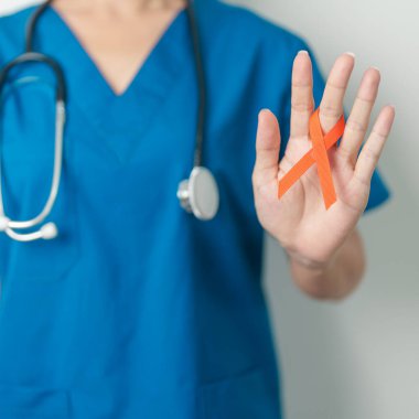Lösemi için turuncu kurdeleli doktor, böbrek kanseri günü, dünya çoklu skleroz, KRPS, kişisel yaralanma farkındalık ayı. Sağlık ve kelime kanseri günü konsepti
