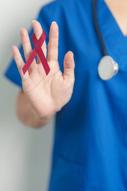 Mart ayı için Burgundy Red Ribbon 'ın doktoru çoklu miyelom kanseri ve Aralık ayı AIDS farkındalığı. Sağlık ve dünya kanser günü konsepti