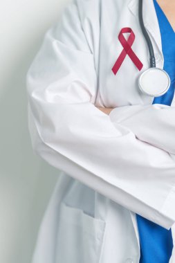 Mart ayı için Burgundy Red Ribbon 'ın doktoru çoklu miyelom kanseri ve Aralık ayı AIDS farkındalığı. Sağlık ve dünya kanser günü konsepti