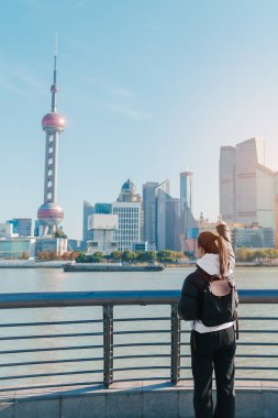 Çin, Şangay 'ı ziyaret eden bir kadın gezgin. Sırt çantalı bayan turist Şangay 'da Lujiazui' nin Şangay manzarasına bakıyor. Şehir simgesi ve turizm turizmi için popüler. Tatil kavramı