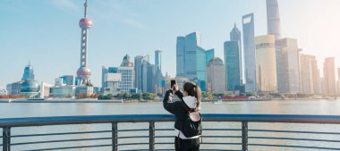 Çin, Şangay 'ı ziyaret eden bir kadın gezgin. Sırt çantalı bayan turist Şangay 'da Lujiazui' nin Şangay manzarasına bakıyor. Şehir simgesi ve turizm turizmi için popüler. Tatil kavramı