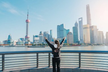 Çin, Şangay 'ı ziyaret eden bir kadın gezgin. Sırt çantalı bayan turist Şangay 'da Lujiazui' nin Şangay manzarasına bakıyor. Şehir simgesi ve turizm turizmi için popüler. Tatil kavramı