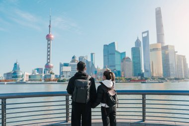Şangay, Çin 'i ziyaret eden bir çift. Turistler Şangay 'da Lujiazui' nin Şangay 'daki manzarasını seyrediyorlar. Şehir simgesi ve turizm turizmi için popüler. Tatil kavramı