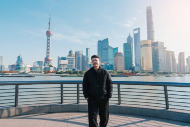 Şangay, Çin 'i ziyaret eden bir gezgin. Erkek turist Şangay 'da Lujiazui' nin The Bund of Shanghai manzarasını seyrediyor. Şehir simgesi ve turizm turizmi için popüler. Tatil kavramı