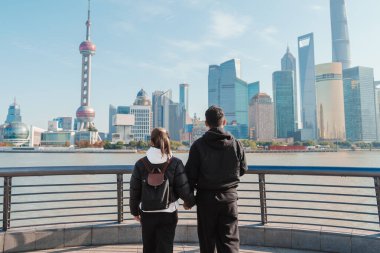 Şangay, Çin 'i ziyaret eden bir çift. Turistler Şangay 'da Lujiazui' nin Şangay 'daki manzarasını seyrediyorlar. Şehir simgesi ve turizm turizmi için popüler. Tatil kavramı