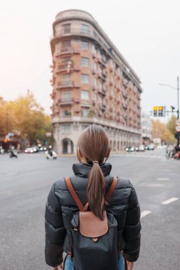 Çin, Şangay 'ı ziyaret eden bir kadın gezgin. Wukang Yolu ve Orta Huaihai Yolu 'ndaki Wukang Konağı' nı gezen sırt çantalı bir kadın turist. Şangay 'da turizm turizmi için önemli ve popüler bir yer.