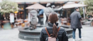 Çin, Şangay 'ı ziyaret eden bir kadın gezgin. Xintiandi 'de gezen sırt çantalı bir bayan turist. Şangay 'da turizm turizmiyle ünlü. Seyahat ve tatil kavramı 