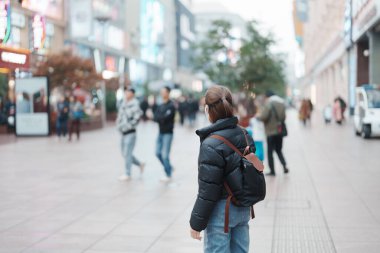 Çin, Şangay 'ı ziyaret eden bir kadın gezgin. Şangay 'ın alışveriş bölgesinde Nanjing Yolu' nu gezerken mutlu bayan turistler. Şehir simgesi ve turizm turizmi için popüler. Seyahat ve Tatil kavramı