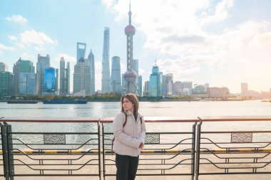 Çin, Şangay 'ı ziyaret eden bir kadın gezgin. Şangay 'ın kuzeyindeki Lujiazui' nin Şangay manzarasını gören mutlu bayan turistler. Şehir simgesi ve turizm turizmi için popüler. Tatil kavramı