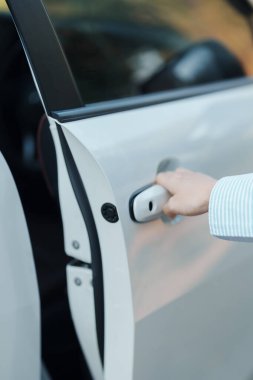 Akıllı araba tutacağı ve kapıyı açmak. Ulaşım, seyahat, hizmet ve araba kiralama kavramı