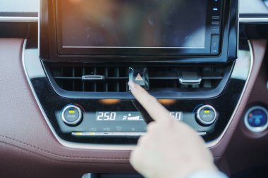 Parmak, arabanın içindeki acil durum düğmesine basar. Güvenlik ve ulaşım kavramı 