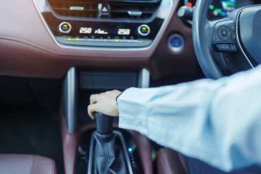 İş kadını sürücü vites kolu vites vitesi araba vitesi, el kontrol direksiyonu araç hareket ederken. Yolculuk, yolculuk ve güvenlik ulaşım kavramları