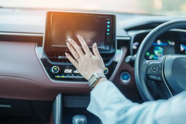 Kadın eli ısıyı ayarlıyor araba kullanırken hava akışı, arabanın içindeki klima soğutma sistemi. Ayarlama, sıcaklık ve ulaşım kavramı