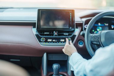 Kadın eli ısıyı ayarlıyor araba kullanırken hava akışı, arabanın içindeki klima soğutma sistemi. Ayarlama, sıcaklık ve ulaşım kavramı