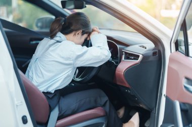Araba kullanırken gergin ve sinirli bir kadın. Asyalı kız trafikte araba kullandıktan sonra yorgun ve yorgun düşüyor. Uykulu, esnetici ve sarhoş konsepti