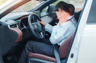 Uzun süre araba kullanırken omzu ve boynu burkulmuş bir kadın. Kas ağrısı çekiyor. Omuz ağrısı, skapüler ağrı, ofis sendromu ve ergonomik konsept.