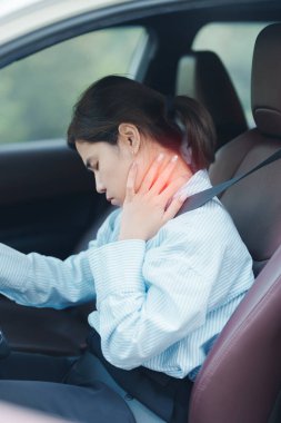 Uzun süre araba kullanırken omzu ve boynu burkulmuş bir kadın. Kas ağrısı çekiyor. Omuz ağrısı, skapüler ağrı, ofis sendromu ve ergonomik konsept.