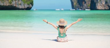 Krabi, Tayland 'ı gezen turist, mutlu gezgin, Phi Phi adasındaki Maya Körfezi plajında, popüler cennet adasında, varış noktasında, Güneydoğu Asya' da seyahat, tatil ve tatil