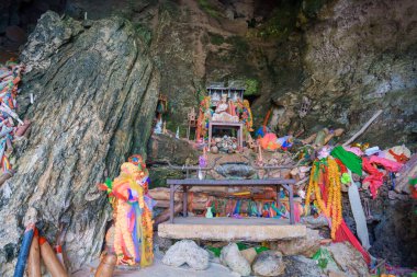 Tayland, Krabi 'deki Railay Sahili yakınlarındaki Phra nang Mağara Sahili' nde. Lingam 'lar Hindu tanrısı Shiva' nın sembolüdür ve doğurganlık ve erkeklik ile ilişkilendirilirler.