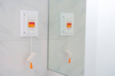 Hastane tuvaletinde acil durum düğmesi, acil durum hemşiresi. Profesyonel Tıbbi Sistem ve Güvenlik Alarmı 