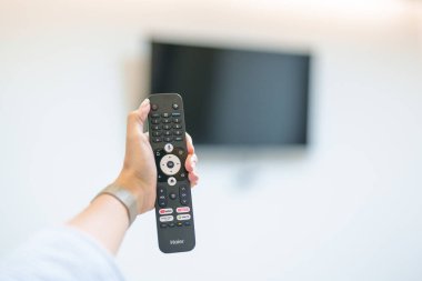 Smart TV 'yi uygulama, Youtube, Netflix, Youtube müzik ve We TV ile ayarlamak için uzaktan kumanda düğmesine basın. 1 Mart 2025, Bangkok, Tayland 