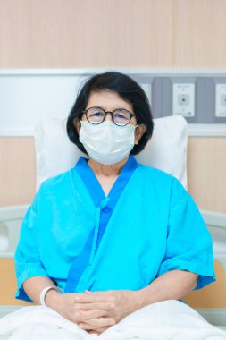 Yaşlı Asyalı Hasta Kadın ameliyattan sonra iyileşti. Hastanede istirahat eden son sınıf hastalığın kutlu olsun. Grip, Ateş, Tedavi, Sigorta, Sağlık ve Sağlık Hizmetleri, Dünya Hastalık ve Sağlık Günü Konsepti 