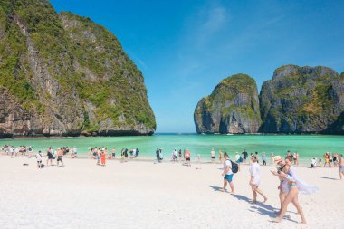 Turistler Tayland 'ın Krabi kentindeki Phi Phi Adası' ndaki Maya Körfezi plajında güzel plajların keyfini çıkarıp geziyorlar. Krabi, Tayland, 21 Şubat 2025