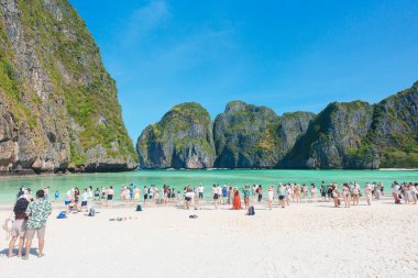 Turistler Tayland 'ın Krabi kentindeki Phi Phi Adası' ndaki Maya Körfezi plajında güzel plajların keyfini çıkarıp geziyorlar. Krabi, Tayland, 21 Şubat 2025