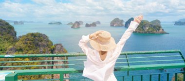 Tayland, Krabi 'de seyahat eden bir kadın turist. Mutlu gezgin, Koh Hong Adası 'nın manzarasının tadını çıkartıyor. Yaz gezisi, varış yeri, Güneydoğu Asya Seyahat, tatil ve tatil konsepti 