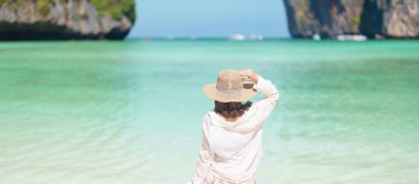 Krabi, Tayland 'ı gezen turist, mutlu gezgin, Phi Phi adasındaki Maya Körfezi plajında, popüler cennet adasında, varış noktasında, Güneydoğu Asya' da seyahat, tatil ve tatil