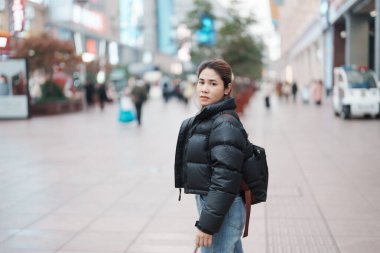 Çin, Şangay 'ı ziyaret eden bir kadın gezgin. Şangay 'ın alışveriş bölgesinde Nanjing Yolu' nu gezerken mutlu bayan turistler. Şehir simgesi ve turizm turizmi için popüler. Seyahat ve Tatil kavramı