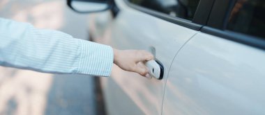 Akıllı araba tutacağı ve kapıyı açmak. Ulaşım, seyahat, hizmet ve araba kiralama kavramı