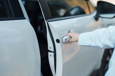 Akıllı araba tutacağı ve kapıyı açmak. Ulaşım, seyahat, hizmet ve araba kiralama kavramı