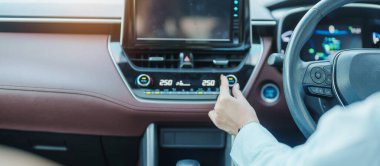 Kadın eli ısıyı ayarlıyor araba kullanırken hava akışı, arabanın içindeki klima soğutma sistemi. Ayarlama, sıcaklık ve ulaşım kavramı