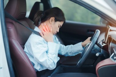 Uzun süre araba kullanırken omzu ve boynu burkulmuş bir kadın. Kas ağrısı çekiyor. Omuz ağrısı, skapüler ağrı, ofis sendromu ve ergonomik konsept.