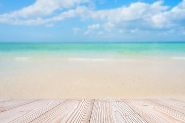 Güzel tropikal plaj arka planına sahip boş ahşap masa maketi ve metin için kopyalama alanı yaz sezonundaki ürün gösterimi ve montajı için hazırlan. tatil ve duvar kağıdı seyahat kavramları 