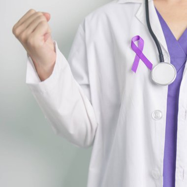 Şiddet, Pankreas, Özofagus, Testis kanseri, Alzheimer, epilepsi, lupus, Sarkoidoz ve Fibromiyalji için mor kurdele tutan doktor. Farkındalık ayı ve Dünya Kanser Günü konsepti