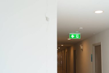 Depremin etkisiyle beton duvar kırıldı. Acil çıkış kapısı işaretli hasar binası. Binada ya da apartmanda merdiven yangını