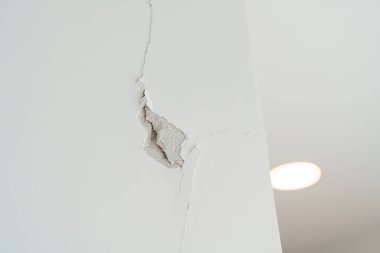 Depremin etkisiyle beton duvar kırıldı. Hasar tesisi, tehlike ve acil durum. 