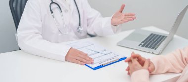 Hastane randevusu sırasında yaşlı hastaya teşhis ve tedavi planını açıklayan doktor. Kıdemli hasta doktordan hastalığa konuşuyor. Tıbbi danışmanlık, yaşlılık bakımı, sağlık konsepti 