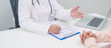 Hastane randevusu sırasında yaşlı hastaya teşhis ve tedavi planını açıklayan doktor. Kıdemli hasta doktordan hastalığa konuşuyor. Tıbbi danışmanlık, yaşlılık bakımı, sağlık konsepti 