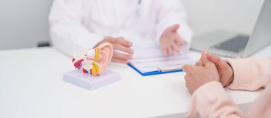 Yaşlı hasta doktordan kulak hastalığına danışmanlık yapıyor. Kıdemli Sağlık Teşhisi. Atresia, Otitis Media, Pertorated Eardrum, Meniere sendromu, otolaryngologist, İşitme Kaybı