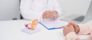 Yaşlı hasta doktordan kulak hastalığına danışmanlık yapıyor. Kıdemli Sağlık Teşhisi. Atresia, Otitis Media, Pertorated Eardrum, Meniere sendromu, otolaryngologist, İşitme Kaybı