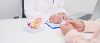 Yaşlı hasta doktordan kulak hastalığına danışmanlık yapıyor. Kıdemli Sağlık Teşhisi. Atresia, Otitis Media, Pertorated Eardrum, Meniere sendromu, otolaryngologist, İşitme Kaybı