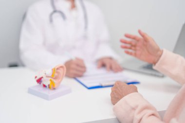 Yaşlı hasta doktordan kulak hastalığına danışmanlık yapıyor. Kıdemli Sağlık Teşhisi. Atresia, Otitis Media, Pertorated Eardrum, Meniere sendromu, otolaryngologist, İşitme Kaybı