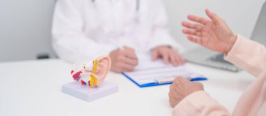 Yaşlı hasta doktordan kulak hastalığına danışmanlık yapıyor. Kıdemli Sağlık Teşhisi. Atresia, Otitis Media, Pertorated Eardrum, Meniere sendromu, otolaryngologist, İşitme Kaybı