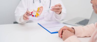 Yaşlı hasta doktordan kulak hastalığına danışmanlık yapıyor. Kıdemli Sağlık Teşhisi. Atresia, Otitis Media, Pertorated Eardrum, Meniere sendromu, otolaryngologist, İşitme Kaybı