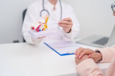 Yaşlı hasta doktordan kulak hastalığına danışmanlık yapıyor. Kıdemli Sağlık Teşhisi. Atresia, Otitis Media, Pertorated Eardrum, Meniere sendromu, otolaryngologist, İşitme Kaybı